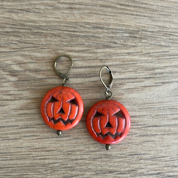 HAND CRAFTED JACK O’LANTERN EARRINGS Orange Pumpkins Antiqued Brass - Picture 4 of 12